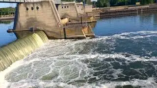 M&uuml;hlheim am Main. Мюльгайм-ам-Майн зовсім поруч з Франкфуртом. Відстань близько 10 км. Дамба