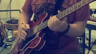 Loose jamming over a bassline with a Gibson Custom '61 ES335