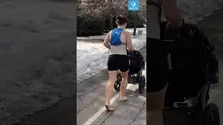 Девушка бегает зимой босиком и в летней одежде в Алматы