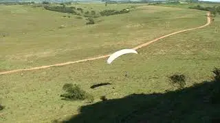 PILOTO FLAVIO MAIOLLI NO MORRO DO ITAQUATIA - VOO COM VENTO FRACO.
