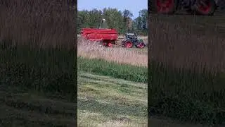 Fendt 724 with Krampe trailer during silage harvest.