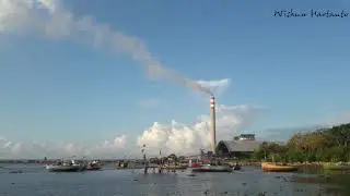 Pantai Leran Sluke Rembang dengan latar belakang PLTU dengan asap agak hitam karena start-up mesin.