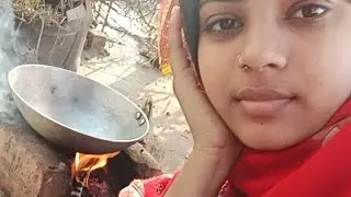चूल्हे पर खाना बन रहा है