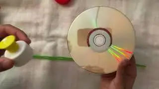 How to make a spinning top from CD (Comment faire une toupie avec seulement 3 objets).