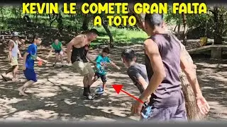 Los Jrs juegan un partidito de fútbol y así van los equipos. Toto anda perdido jugando. Parte 1