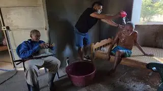 Hoy le tocó baño a Toñito 🚨🚨🚨 abuelitos abandonados en El Salvador 
