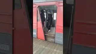😂😂😂Amazing train door from Moscow. Be careful, doors close