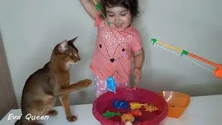 ЛОВИМ РЫБУ С КОТОМ, Ева жадничает, Evein fishing, attention, mom and child who caught more?