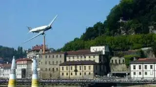 Amazing low pass! Breitling Boeing DC3 at Porto 13th September 2009 - II