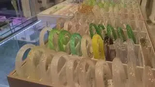 LÀM NHÂN VIÊN QUẦY HÀNG TRANG SỨC CÓ HỘP KO QUÍ VỊ. 