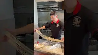 Свежая лапша ручной работы в Орландо 🍜 Блюда с говядиной и курицей #travelvlog #orlandoeats