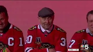 Blackhawks fans honor Chris Chelios ahead of Patrick Kane's return to the United Center