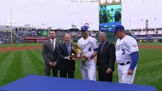CWS@KC: Gordon receives his 2017 Gold Glove Award