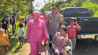 Kapolres Manggarai Serahkan Bantuan Kapolda NTT untuk Renovasi Rumah Ibu Sabina Jemamu