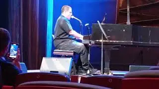 Omri Nezer sings and plays Yoni Rechter songs