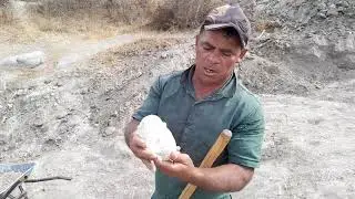 Retirando a terra da cacinba 