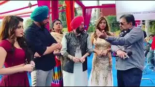 Director Darshan Bagga ji shoot ton pehlan scene samjhaunde hoye 🤔