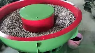vibratioy finishing machine with ceramic media for deburring and finishing application on metal part