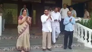 Ap cm JAGAN MOHAN REDDY claps for all real heroes of nation
