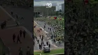 Veja: Momento exato em que bolsonaristas invadem Bras&iacute;lia