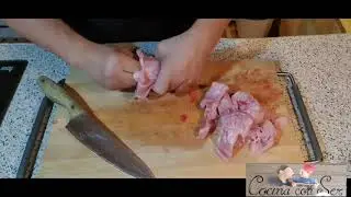 El despiece de un conejo para la cocina.