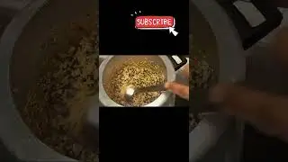शनिवार के दिन ऐसे बनाए उड़द दाल की खिचड़ी urad daal ki khichdi #shortvideo