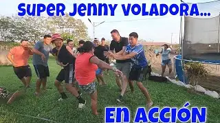 A Jenny la puso mas enojada el spray y repartió patadas voladoras. Nayeli se tuvo que meter.