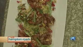 Жареные на сковороде почерневшие креветки