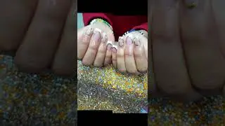 u&ntilde;as acr&iacute;licas con frech y relieve dorado