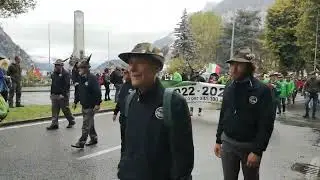 Raduno 2° Raggruppamento Alpini - il passaggio della sezione di Lecco