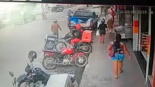 C&acirc;mera de seguran&ccedil;a flagra acidente na Avenida Anast&aacute;cio Braga, em Itapipoca
