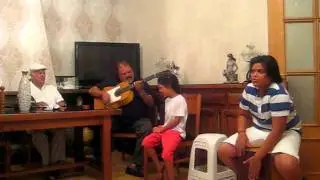 Hijo del parrita cantando una alabanza con 6 años
