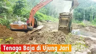 Excavator Hitachi di Area Berlumpur – Memindahkan Material ke Mesin Pemroses Proyek Konstruksi