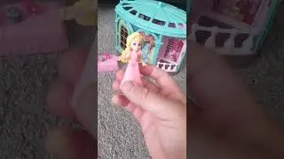 Mattel Wicked So Popular Dorm playset with Glinda small doll and 10 accessories 
