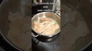 приготовление блюда из тушеной курицы на плите