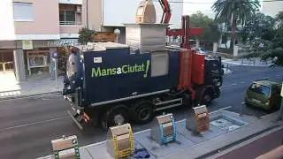 RUIDO INSOPORTABLE.   EMAYA - RECOGIDA BASURAS. limpieza contenedor 001.avi