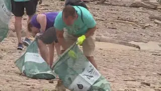 Hundreds volunteer at St. Louis Riverfront cleanup event