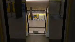 T&uuml;rschlie&szlig;ung BVG H (5001-6) am Berliner Hbf (von innen)