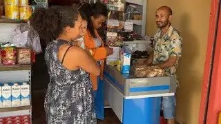 Ela foi desprezada por não ter dinheiro para alimentar seu bebê, anos depois recebeu sua recompensa