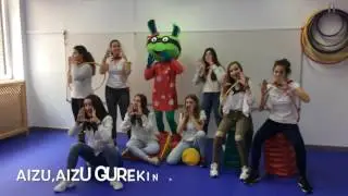 Aizu nire eskuak hartu