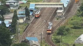 山田線快速列車を待って発車する岩泉線普通列車－国鉄色集結