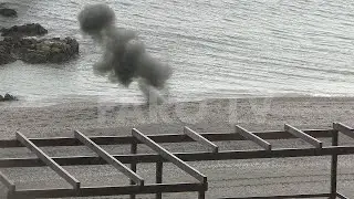 La Policía Nacional detona de forma controlada una granada hallada en la playa del Tarajal
