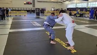 Failed Judo Sacrifice Throw Leads To Super Fast Improvised Lapel Choke In BJJ White Belt Match.