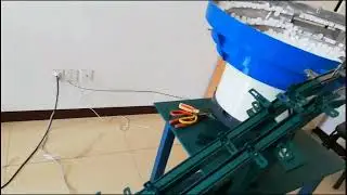 Automatic linear 8 head speed bottle cap lid wadding lining machine