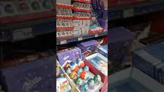 Kar&acirc;csonyra k&eacute;sz&uuml;lōd&eacute;s egy ausztriai Hofer-ben