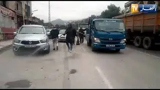 بجاية: شبان يتطوعون بإمكانياتهم الخاصة لحملة تعقيم الأماكن العمومية وسط مدينة درقينة