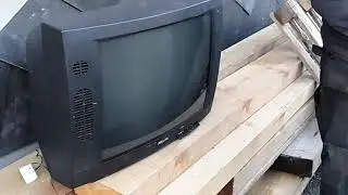 Fernseher implodiert slow-motion