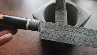 Nůž z z dama&scaron;kov&eacute; oceli p&iacute;rko - Damask steel feather knife
