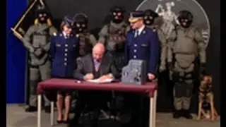 Le Roi Albert II visite les Unit&eacute;s sp&eacute;ciales de la police F&eacute;d&eacute;rale