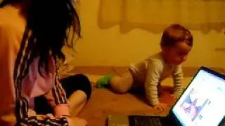 bebe de 1 an dansand pe pachanga